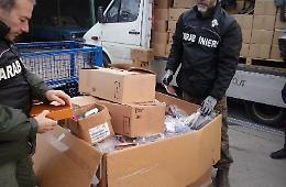Scacco alla banda dei cosmetici, maxi operazione e arresti 