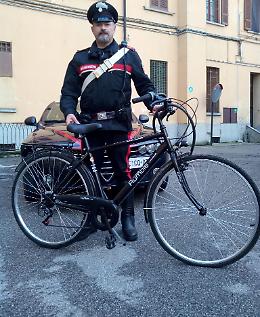 Trovato con bici rubata e una mazza, denunciato 54enne