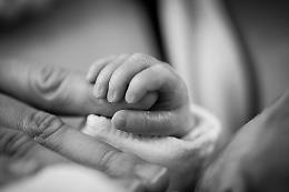 Bimbo prematuro nasce in casa, mamma e papà fanno da soli