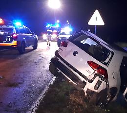 Fuori strada con l’auto, ferito un giovane