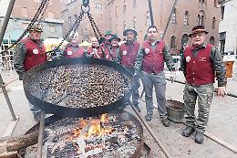 FOTO La castagnata benefica in piazza Stradivari a Cremona