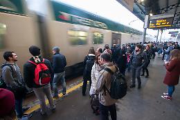 In viaggio con i pendolari, c’è chi porta il  coprisedile