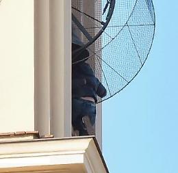 Roncadello, sale sul campanile e minaccia di buttarsi: salvato dai pompieri