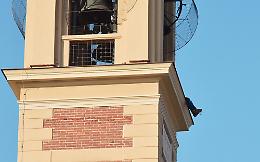 FOTO Minaccia di buttarsi dal campanile di Roncadello, salvato
