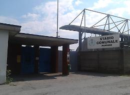Calciatori nei container, da rifare gli spogliatoi dello stadio