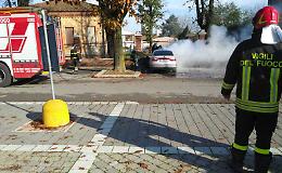 Auto a fuoco vicino all'asilo, intervento risolutivo dei vigili del fuoco