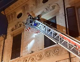 FOTO l'intervento in quota dei pompieri a palazzo Vidoni
