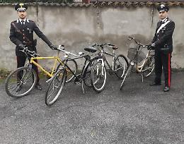 Trovato con 4 biciclette, denunciato 18enne per ricettazione