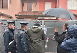 L’ipotesi choc: chiuso a chiave da papà