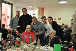I calciatori della Cremonese e gli ospiti della casa di riposo Arvedi fanno tombola insieme