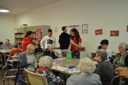 FOTO I giocatori della Cremonese alla tombola con gli ospiti della casa di riposo Arvedi