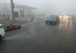 Ciclomotore urtato da auto, 50enne in ospedale