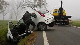 Fuori strada con l'auto, ferito 19enne