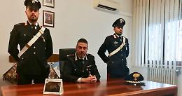 Calci e pugni a moglie e figlia, poi rincorre il vicino con la zappa