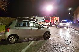 Auto contro palo, conducente incastrato fra le lamiere