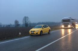 Fuori strada, intrappolata nell'auto: paura per una 42enne