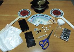 In casa droga e 17mila euro, arrestato un 42enne