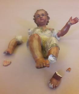 Vandalizzato il presepe, mutilato Gesù Bambino