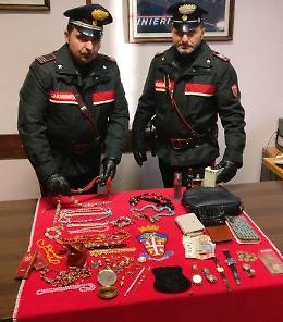 Ladri nella casa del vicino, carabinieri allertati e colpo sventato