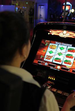 Slot solo a certe ore, stretta sull’azzardo