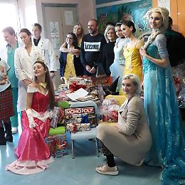 Principesse in pediatria per portare doni ai bambini ricoverati