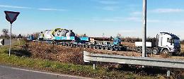 Passa il 'gigante', gente in strada