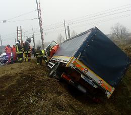 Sbanda e finisce nel fosso, tragedia sfiorata