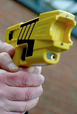 Rapinato in villa col taser, imprenditore derubato