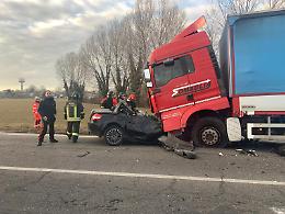 FOTO Auto finisce sotto un camion, incidente mortale a San Nazzaro (Monticelli)