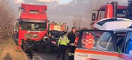 Stesso destino del fratello, nel 2010 rimase ucciso contro un camion