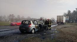 Auto a fuoco, illeso il ragazzo al volante