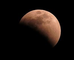 Eclissi con super Luna rossa all'alba
