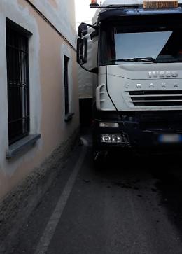 Camion si incastra tra due vie, intervento dei vigili del fuoco