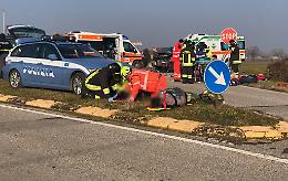 Violento scontro tra auto, gravi tre bambini