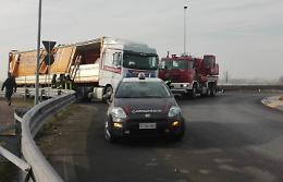Si sbilancia il carico di un tir, traffico deviato sulla via Mantova