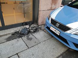 Danno fuoco ai rifiuti per strada, danni alle vetrine di un parrucchiere