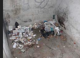 Nel parco di via Cavo Coperto tra siringhe e rifiuti