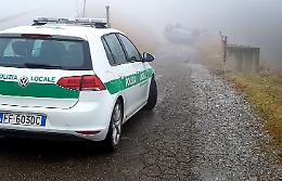 Perde il controllo dell'auto sull'argine, ferite lievi