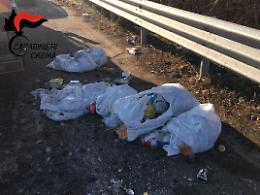 Rifiuti abbandonati in piazzole di sosta, tre denunciati