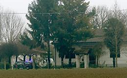Finisce sulla recinzione che gli infilza una coscia
