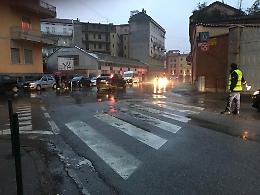 Attraversa la strada, pedone investito