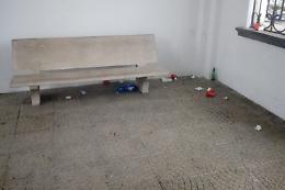 Notte brava, il cimitero come latrina