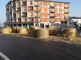 Trattore perde rotoballe, Largo Moreni in tilt