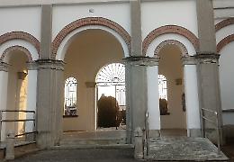 Cancelli anti vandali all'ingresso del cimitero