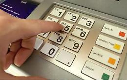 Usa il bancomat e ‘sfila’ i soldi a una cliente