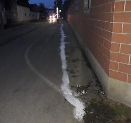 La linea bianca non c’è, anziana si arma di vernice e pennello e la disegna