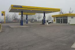 Tentata rapina al distributore di benzina, ladri a mani vuote
