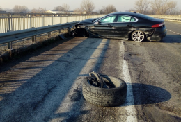 Foratura e pneumatico esploso, tragedia sfiorata sul ponte Salvo D'Acquisto