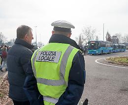 Torriani, caos e sosta selvaggia: i vigili fanno spostare 30 macchine