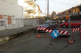 Cede l'asfalto, voragine davanti ai magazzini dell'ospedale